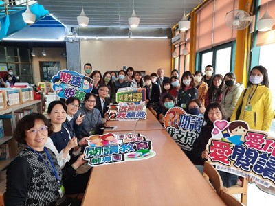 中市閱讀教育輔導團 帶領教師跨縣市觀摩取經
